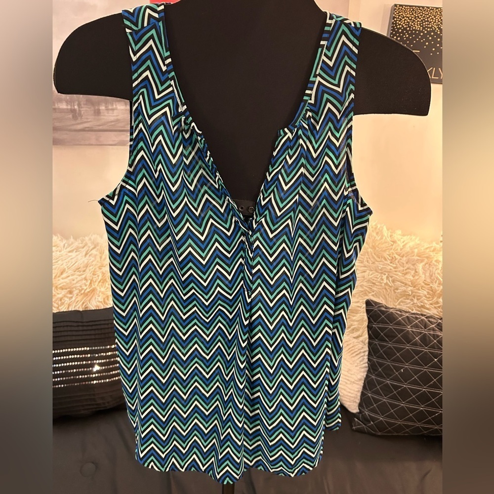 Candies‎ V neck single pleat front chiffon tank